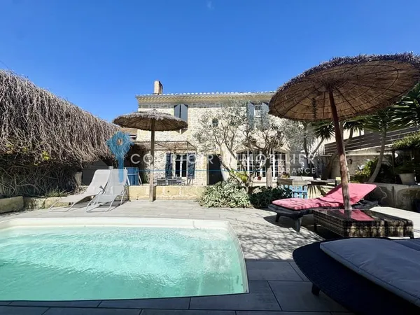 En Co exclusivité, Maison de village d'environ 218m2 sur 402