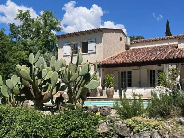 Une maison en parfait état, à proximité du village, terrain de 2000m2 avec des oliviers, 200m2 habit