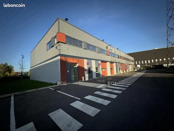 Local bureaux 3 136 m²