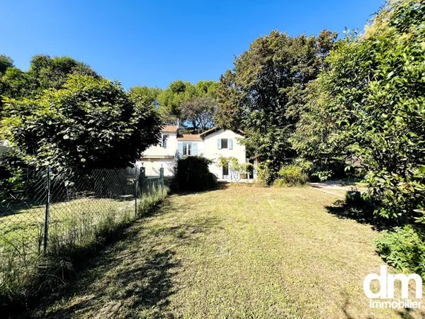 Ensemble immobilier composé de deux maisons, un hangar et deux cabanons sur 1208m2