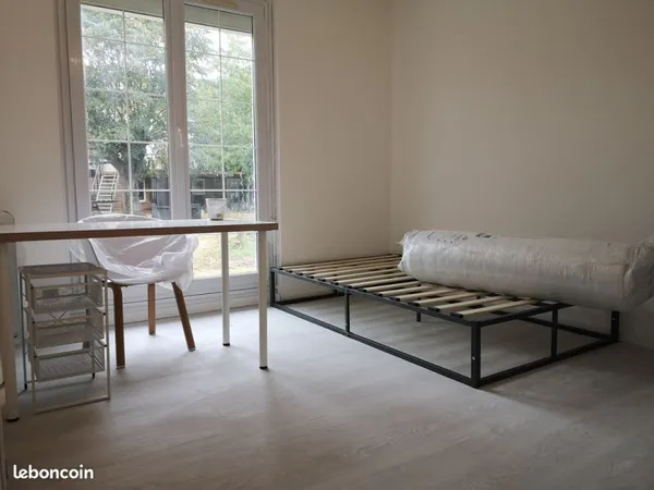 Grande chambre avec douche privative dans une colocation à St-Barthélemy-d'Ajou