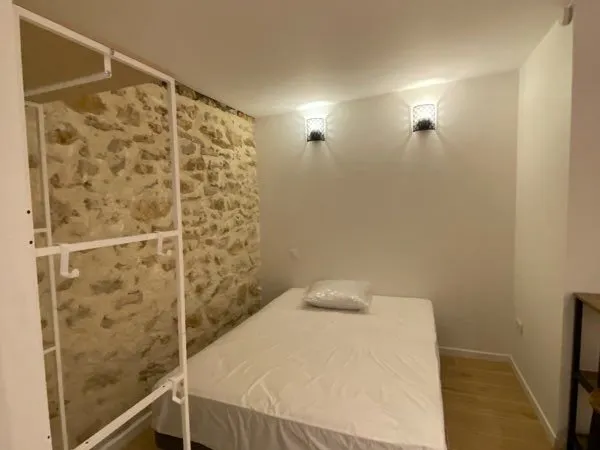 A l'année : maisonnette climatisée et meublée neuve