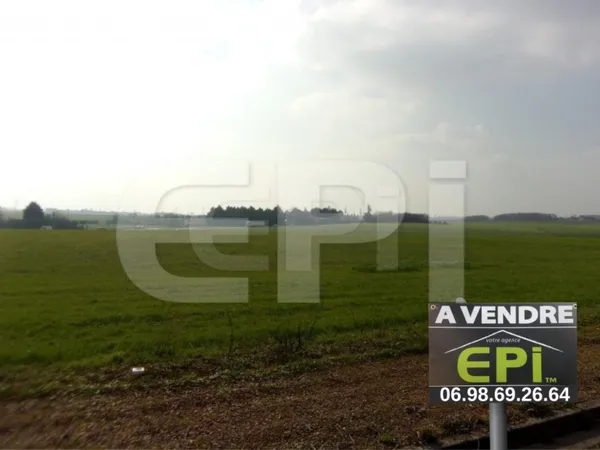 8082 RICHELIEU Terrain constructible non clôturé de 2498m², €