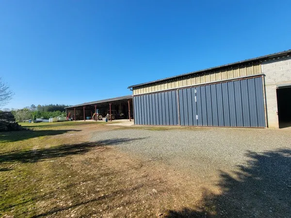 Ensemble avec 1280 m² de hangars sur 3 ha - fort potentiel professionnel