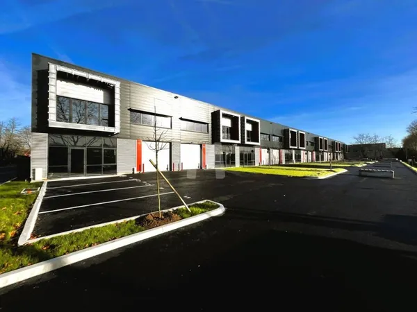 Local d'activité 7560 m²