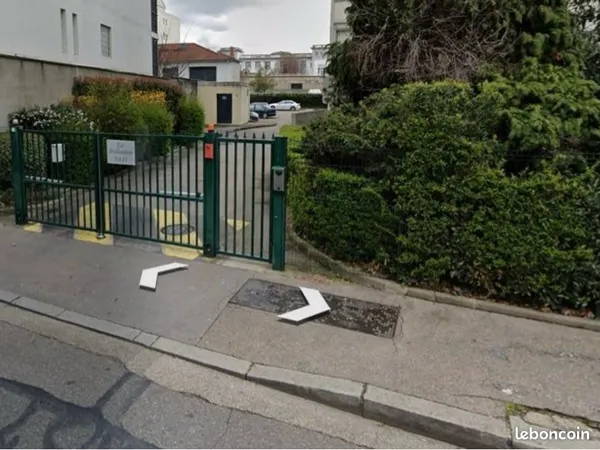 Place de parking dans résidence sécurisée par portail