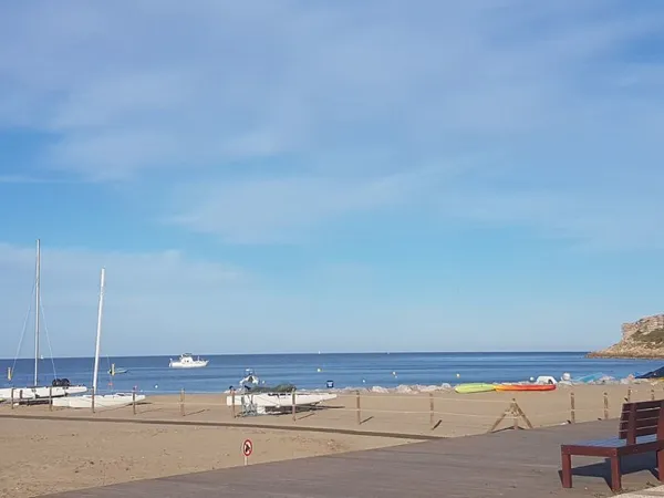 La Franqui,appartement climatisé et cabine face à la mer