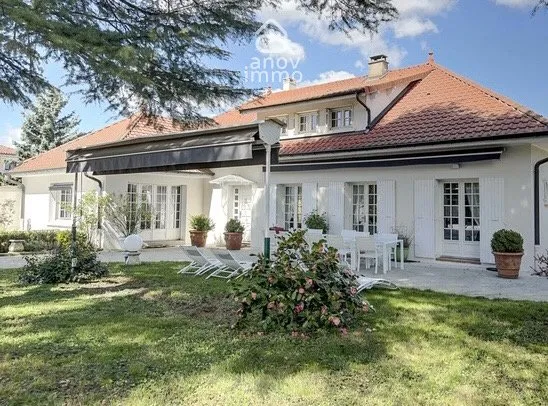 Belle propriété avec beaux volumes