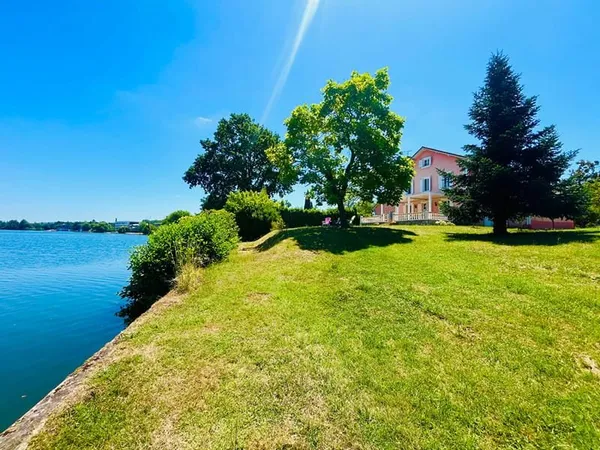 Au Temple/Lot, magnifique propriété au bord du Lot, avec parc et piscine.