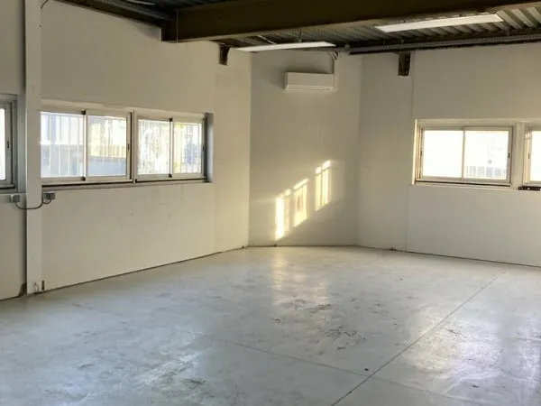 Local industriel 115 m²