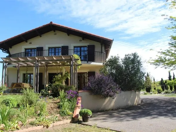 Ferme restaurée avec vue imprenable et potentiel de revenus