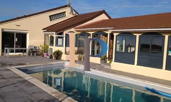 15 MN ROANNE MAISON PLAIN PIED VUE ET PISCINE