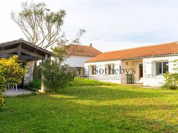 Maison 14 pièces 240 m²