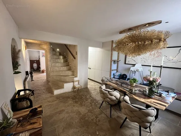 À Vendre : Maison de Charme Entièrement Rénovée au Coeur de Tarascon