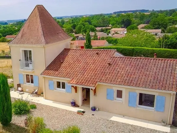 Confort moderne rencontré charme de campagne française - Maison élégante avec des vues plus grandes