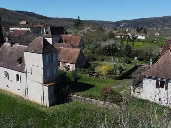 Ancienne ferme - 2 maisons indépendantes - 1 immense grange