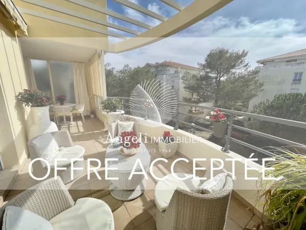 ST AYGULF : APPARTEMENT DERNIER ETAGE + TERRASSE SUR LE TOIT