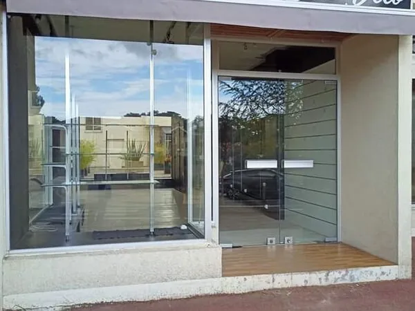Dpt Charente Maritime (17), à vendre LES MATHES Local commercial 37.31m2 carrez+terrasses de10m2