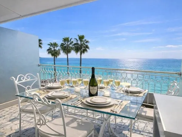 EXCLUSIVITÉ - Studio vue mer face aux plages de Juan-les-Pins