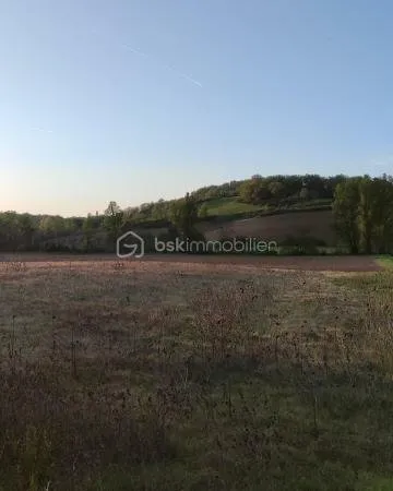VENDS BEAU TERRAIN DE 2478 M2 AU CALME PROCHE MONCLAR DE QUERCY