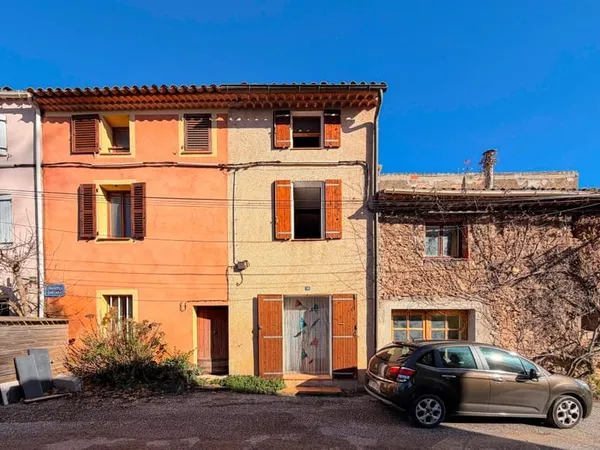 PIERREFEU-DU-VAR - MAISON DE VILLAGE T3 AVEC CAVE DANS ENVIRONNEMENT CAMPAGNE