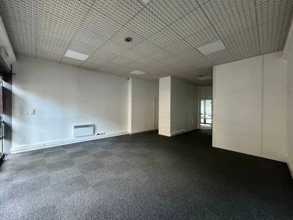 Bureau et espace de travail Location Tours  66m² 1402€