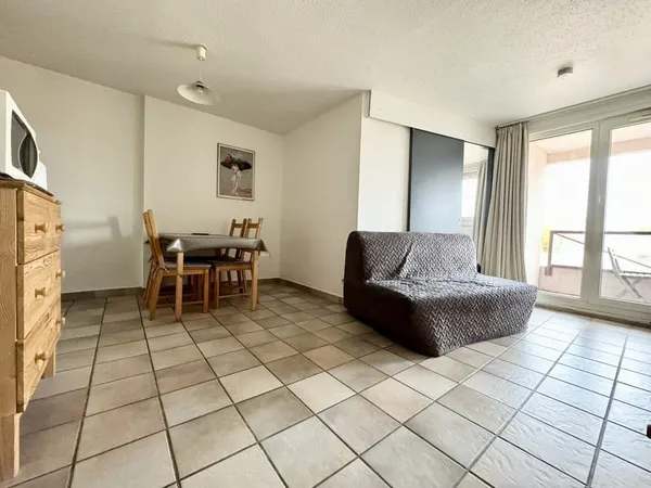 NIMES / FEUCHERES - T1 BIS MEUBLE AVEC BALCON ET PARKING