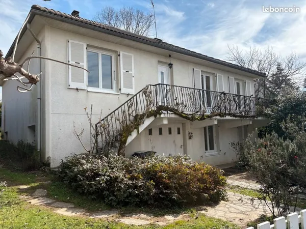 Maison sur sous-sol avec jardin