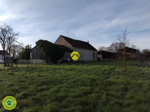 Corps de ferme proche village