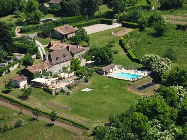 Manoir entre Bergerac et Saint Émilion avec Gîtes, Piscine Chauffée et Vues Panoramiques