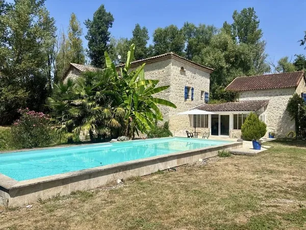 Ensemble immobilier d'exception comprenant un moulin rénové, u
