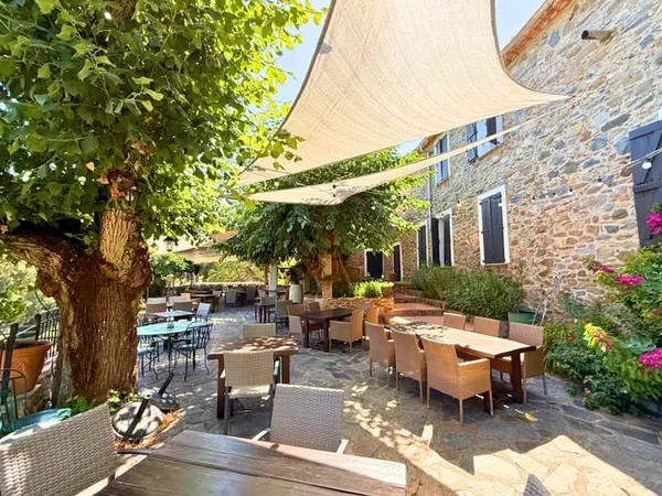 Domaine restaurant avec projet d'écolodges, production vitic