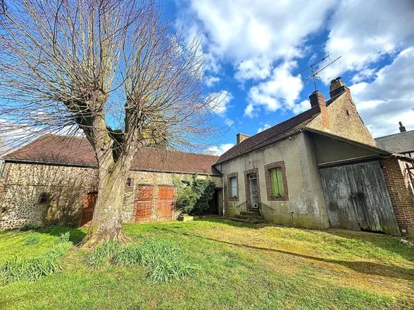 Maison ancienne à réhabiliter d'environ 168m2 comprenant un jardin clos.