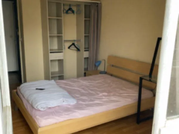 Chambre meublée avec balcon