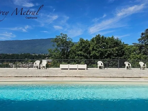Appartement à vendre à AIX LES BAINS (73) composé de 3 studios, d'une salle commune et accès à la pi
