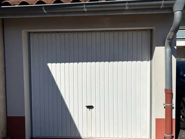 Garage fermé a vendre - GENAS Centre (rare)