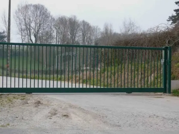 terrain+d'activité+à +louer+pour+stockage+extérieur