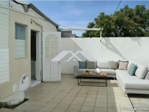 Charmante maison F3 bis à rénover et son jardin fleuri et arbo
