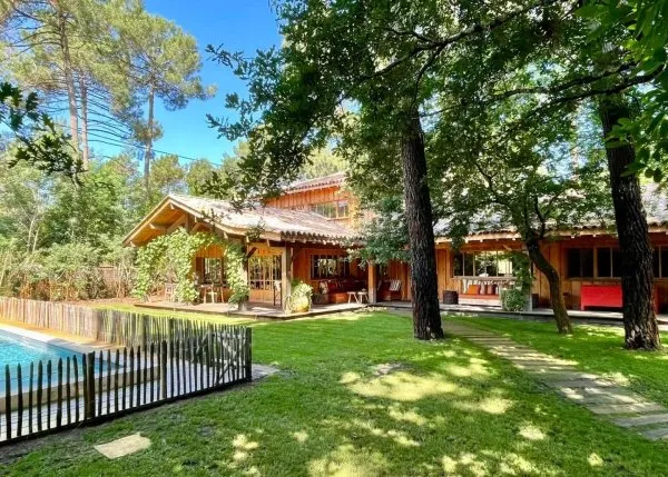 VILLA EN BOIS «PINÈDE» AVEC PISCINE, À PIQUEY - CAPACITÉ 7 ADULTES ET UN ENFANT