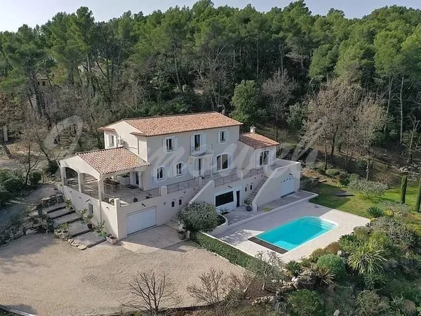 Vue panoramique sur les villages Belle villa de 270 m² avec 5 chambres