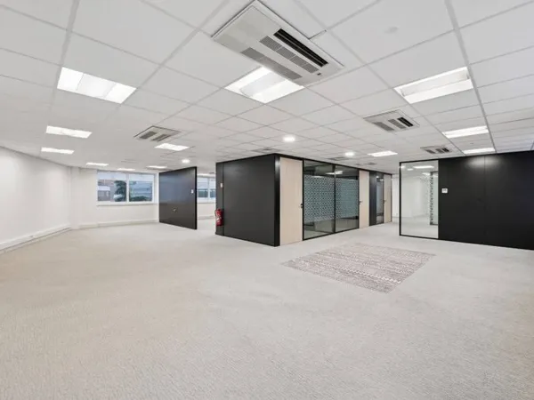 Bureaux 2 pièces 747 m²
