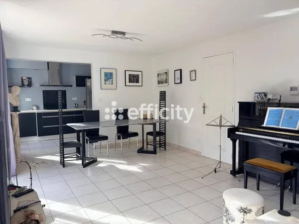 Studio 6 pièces 140 m²