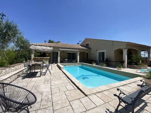 NIMES TERRES DE ROUVIERES Propriété 7 pièces de 295 m2 (mais