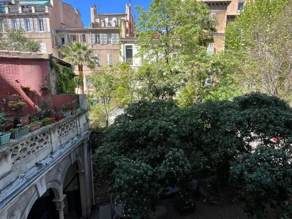 Loue appartement T3 de charme 84m² avec mezzanine - calme sur jardin arboré - Centre-ville 13006