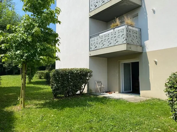 Plein bourg: T2 Rez-de-chaussée sur verdure!