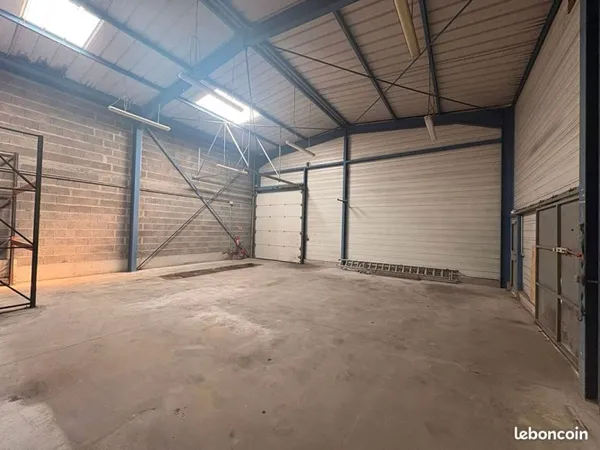 Local 367 m² LES PONTS DE CE