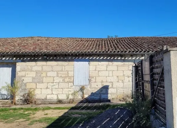 BATIMENT ANCIEN A RENOVER - BON SECTEUR