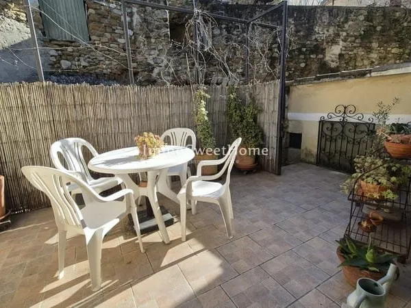 MAISON DE VILLAGE AVEC COUR/TERRASSE ET GRANDES CAVES