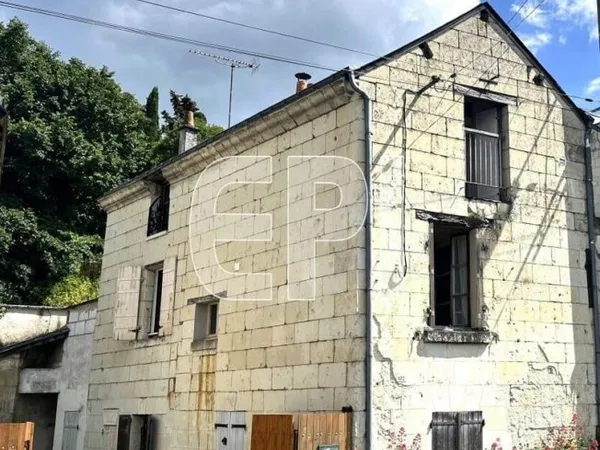FONTEVRAUD L'ABBAYE - MAISON DE BOURG en tuffeau 70 m² habitabl