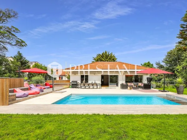 ARITXA - REMARQUABLE MAISON A LOUER AVEC JARDIN ET PISCINE - 10